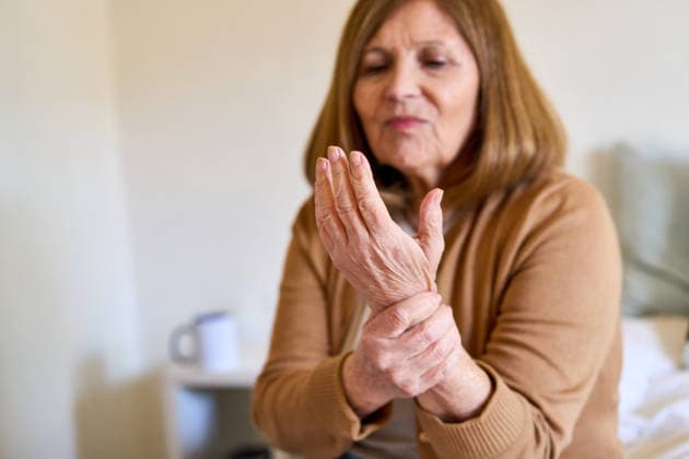 Senior woman experiencing wrist pain, home healthcare and elderly care concept, aging and joint discomfort. Older adult female holding her wrist in a bright, minimalist home interior, suggesting a South American household. Focus on the hand and wrist, with soft focus on the woman s face, a sense of discomfort and the need for care. (License=RF) ,model released, Symbolfoto Copyright: xZoonar.com RobertxKneschkex 25500444 ,model released, Symbolfoto ,property released