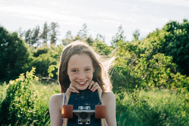 Smiling girl with freckles holds skateboard outdoors Stockholm, Stockholm County, Sweden CR_RABE260819F9-2044390-01 ,model released, Symbolfoto ,property released