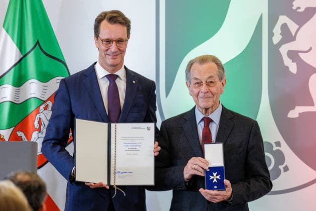24.08.2026. Düsseldorf. (l-r) NRW-Ministerpräsident Hendrik Wüst und Franz Müntefering bei der Verleihung des Verdienstordens des Landes Nordrhein-Westfalen anlässlich des 80. Landesgeburtstages. Franz Müntefering hat über sechs Jahrzehnte die Politik in Nordrhein-Westfalen und Deutschland geprägt unter anderem als Landes- und Bundesminister sowie in führenden Funktionen der SPD. Als Vorsitzender der BAGSO hat er die Interessen älterer Menschen gestärkt. Als Präsident des Arbeiter-Samariter-Bundes setzt er sich für soziale Projekte, Pflege und den Schutz von Einsatzkräften ein. Düsseldorf Staatskanzlei Nordrhein-Westfalen Deutschland