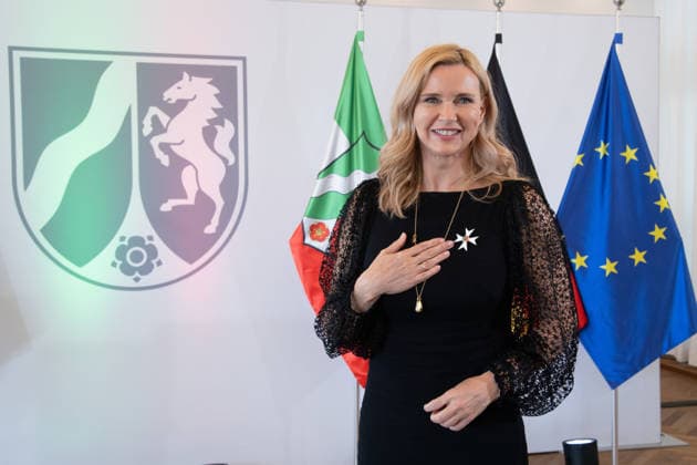 Schauspielerin Veronica FERRES mit dem NRW Verdienstorden, Ministerpraesident Hendrik WUEST zeichnet Buergerinnen und Buerger aus Nordrhein-Westfalen fuer ihr aussergewoehnliches Engagement fuer die Gesellschaft mit dem Verdienstorden des Landes aus, Verleihung des Verdienstordens des Landes Nordrhein-Westfalen in Duesseldorf am 24.08.2026