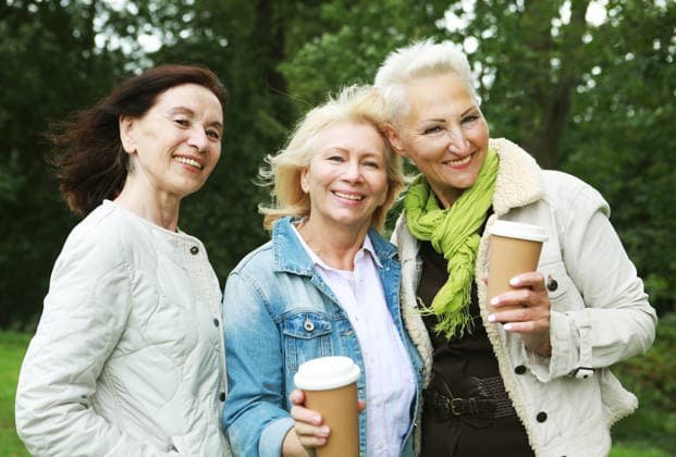 Stilvolle ältere Damen in den Sechzigern spazieren durch einen sommerlichen Park. Lifestyle, friendship, old people and gold age concept. Stylish old women in their 60s are walking in a summer park. They gossip and drink coffee. Resting in retirement. golden age. (License=RF) ,model released, Symbolfoto Copyright: xZoonar.com RaisaxKanarevax 25440748 ,model released, Symbolfoto ,property released
