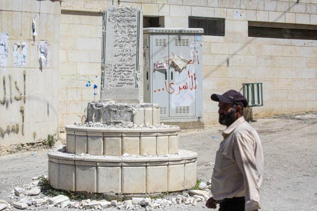 News Bilder des Tages Far-right Israeli lawmaker smashes Palestinian memorial in West Bank NABLUS, WEST BANK, PALESTINE - AUGUST 25: Palestinians inspect the damage to a Palestinian memorial, which was smashed with a sledgehammer by far-right Israeli lawmaker Zvi Sukkot and those accompanying him, who entered the village of Madama near Nablus in the northern West Bank under the protection of Israeli soldiers, on August 25, 2026. Far-right lawmaker Sukkot and those accompanying him raided the village of Madama in Nablus in the early morning under the protection of Israeli soldiers. Far-right Israeli lawmaker Zvi Sukkot along with three people accompanying him, smashed the memorial with sledgehammers and also recorded the others attacking the memorial with his pho  Copyright: x2026xAnadoluxNedalxEshtayahx