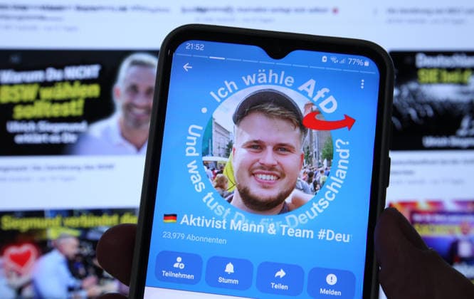 Auf einem Laptop wurde der Youtube-Kanal von Matthäus Westfal alias Aktivist Mann aufgerufen. Davor wurde auf einem Smartphone der Telegram-Account des Streamers aufgerufen. Er macht keinen Hehl aus seiner Sympathie für die Partei Alternative für Deutschland und eckt bei seinen Übertragungen von Veranstaltungen der AfD auch schon mal mit anderen Medienschaffenden an. Symbolbild Symbolfoto. Schnelsen Hamburg