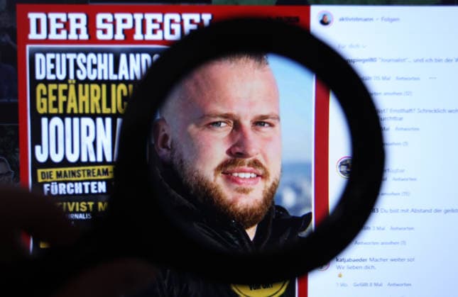Auf einem Laptop wurde der Instagram-Kanal von Matthäus Westfal alias Aktivist Mann aufgerufen. Eine Lupe zeigt auf ein von ihm gestaltetes Nachahme-Cover des Nachrichtenmagazins der Spiegel mit der Überschrift: Deutschlands gefährlichster Journalist. Der Streamer macht keinen Hehl aus seiner Sympathie für die Partei Alternative für Deutschland und eckt bei seinen Übertragungen von Veranstaltungen der AfD auch schon mal mit anderen Medienschaffenden an. Symbolbild Symbolfoto. Schnelsen Hamburg