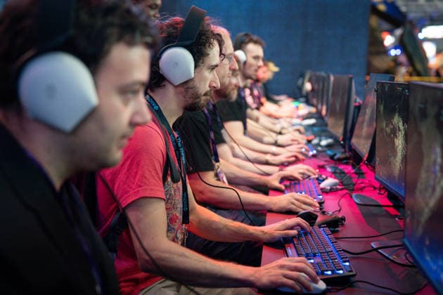 Messe Gamescom 2026 Gamescom startet heute mit dem Fachbesuchertag, das weltweit groesste Messe fuer Computer- und Videospiele in Koeln. Symbolbild von Gamern Spielern mit Kopfhoerern vor Monitoren die, die neuesten Videospiel Trends ausprobieren. Koeln Nordrhein-Westfalen Deutschlad