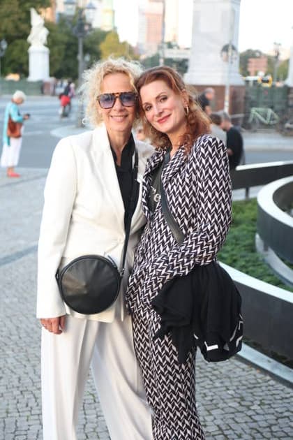 Katja Riemann und Nadine Schori bei der Ankunft zum festlichen Empfang anlässlich der Eröffnung der 15. UFA Filmnächte im Kolonnadenhof auf der Museumsinsel in Berlin. Berlin, 26.08.2026 Copyright: xAgenturxMatthiasxWehnertx xM.xGränzdörferx