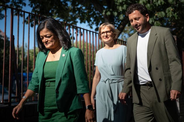 Die Bundesvorsitzenden Franziska Brantner und Felix Banasza gemeinsam mit ihrem Gast Pramila Jayapal, US-Abgeordnete Demokratische Partei (grüne Jacke) zu Beginn der Vorstandsklausur;Klausur Bundesvorstand von Bündnis90 Die Grünen in Berlin, Berlin Berlin Deutschland bUm - Raum für solidarisches Mi