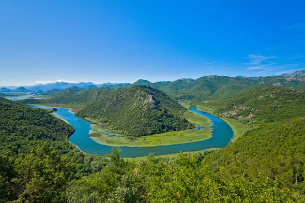 Die Flussbiegung von Rijeka Crnojevica im Nationalpark Skadar-See. Scenic Balkan nature landscape with clear blue water and dense forests (License=RF) Copyright: xZoonar.com MathiasxCalabottax 25491164
