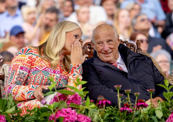 26-08-2025 Parc Princess Mette-Marit and King Harald attend an outdoor event at Gamlehaugen marking the 100th anniversary of Gamlehaugen as the Kings official residence. Â  Copyright: xPPEx