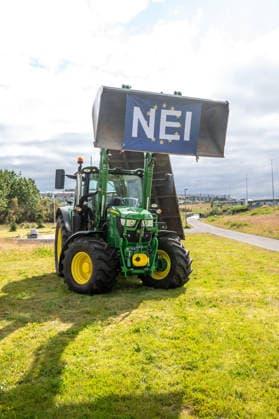 Ein an einem Traktor befestigtes Banner mit der Aufschrift NEI (Nein) steht an einer viel befahrenen Straße in Reykjavík, Island. Die Aktion richtet sich gegen das Referendum am 29. August 2026, bei dem die isländische Bevölkerung darüber abstimmt, ob das Land Beitrittsverhandlungen mit der Europäischen Union aufnehmen soll. A banner attached to a tractor bearing the word NEI (No) stands on a busy street in Reykjavík, Iceland. The protest is directed against the referendum on August 29, 2026, in which the Icelandic people will vote on whether the country should begin accession negotiations with the European Union. snapshot-photography B.Niehaus