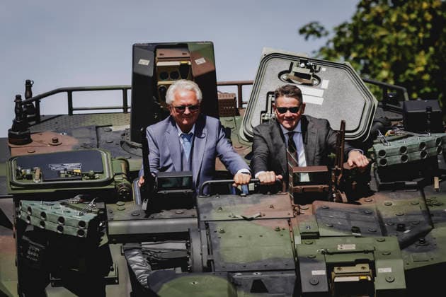 (L-R) Armin Papperger, Vorstandsvorsitzender von Rheinmetall, und Boris Rhein, Ministerpraesident von Hessen, aufgenommen im Rahmen einer Fahrt in einem Boxer bei einem Werksbesuch von RheinMetall in Kassel, 27.08.2026. Kassel Deutschland Copyright: xFlorianxGaertnerx