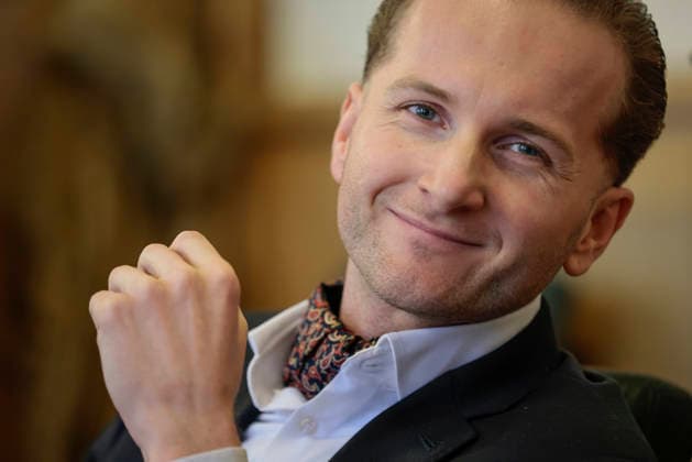 Windkraftbetrüger Hendrik Holt Der Windkraftbetrüger Hendrik Holt lächelt am 07.03.2023 vor der Aussage von Ex-Gesundheitsminister Jens Spahn (CDU, nicht im Bild) im Masken-Deal-Prozess vor dem Landgericht Osnabrück (Niedersachsen, Deutschland). Holt wurde wegen banden- und gewerbsmäßigen Betrugs, Bestechung und Urkundenfälschung zu einer mehrjährigen Haftstrafe verurteilt; aktuell wird nach ihm gefahndet, nachdem er am 25. August 2026 nach einem genehmigten unbegleiteten Ausgang nicht in die Justizvollzugsanstalt zurückkehrte.
