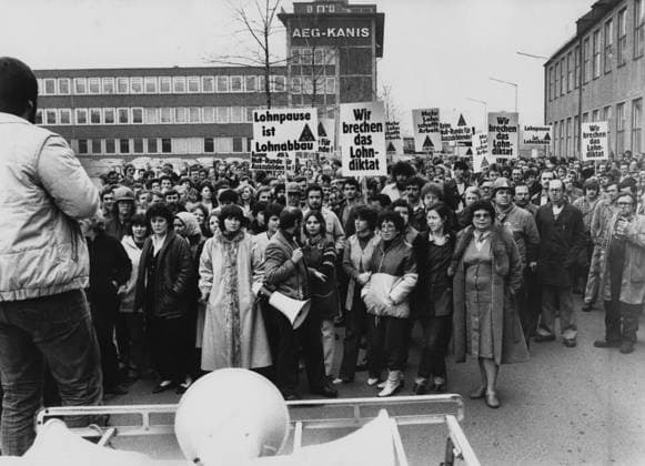 Die Warnstreiks gehen weiter Warnstreik von 600 Beschäftigten der Turbinenwerke AEG-Kanis und 500 Arbeitnehmern der Maschinenfabrik Leistritz, Kundgebung vor dem AEG-Kanis-Komplex im Stadtteil Gibitzenhof für Forderungen der IG Metall, 08.03.1983 Nürnberg Bayern Deutschland