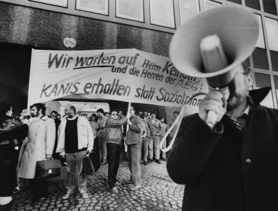 Die Belegschaft wehrt sich Protest von 800 Mitarbeitern der AEG Kanis in Nürnberg gegen geplante Entlassungen, die Belegschaft versammelte sich vor dem Haupttor, Betriebsrat Hans-Joachim Patzelt, 11.02.1988 Nürnberg Bayern Deutschland