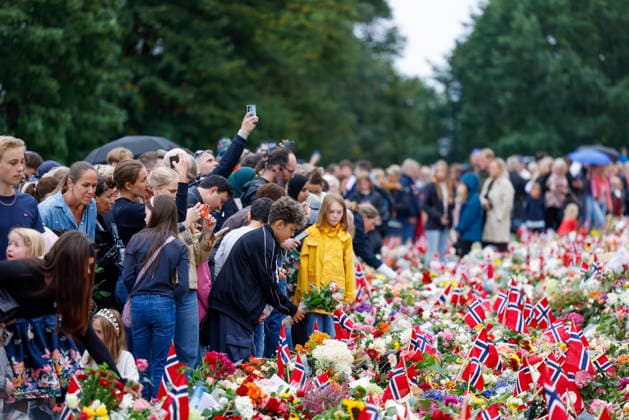 Kondolanse protokoll legges fram i Oslo Radhus Oslo 20260829. Sorgende borgere pa Slottsplassen for a legge ned blomster, lys og hilsener lordag formidag etter kong Harald dode fredag morgen. Foto: Hanna Johre NTB Oslo Norge nz3HFvH3Ups EDITORIAL USE ONLY Ref:_POLnz3HFvH3Ups.jpg Copyright: xHannaxJohrex xNTBx