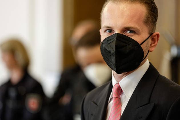 Windkraftbetrüger Hendrik Holt - Der Windkraftbetrüger Hendrik Holt, der wegen der Corona-Pandemie eine schwarze FFP2-Maske trägt, wartet am 12.05.2022 auf die Urteilsverkündung der 2. Großen Strafkammer im Schwurgerichtssaal des Landgerichts Osnabrück (Niedersachsen, Deutschland). Holt wurde wegen banden- und gewerbsmäßigen Betrugs, Bestechung und Urkundenfälschung zu einer mehrjährigen Haftstrafe verurteilt; aktuell wird nach ihm gefahndet, nachdem er am 25. August 2026 nach einem genehmigten unbegleiteten Ausgang nicht in die Justizvollzugsanstalt zurückkehrte.