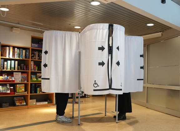 (260830) -- REYKJAVIK, Aug. 30, 2026 -- Voters fill out their ballots at a polling station in Reykjavik, Iceland, Aug. 29, 2026. Icelanders started voting on Saturday on whether to restart negotiations to join the European Union (EU), more than a decade after the Nordic island nation put its accession process on hold, with opinion polls showing the race too close to call. ) ICELAND-REYKJAVIK-EU-VOTING WengxXinyang 