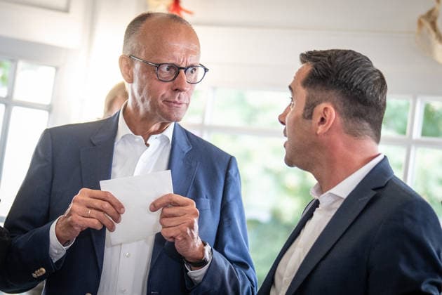 Fischbrötchen-Essen im Fischladen Fisch-Hus an der Strandpromenade - Bundeskanzler Friedrich Merz isst ein Fischbrötchen, mit Daniel Peters, CDU-Spitzenkandidat;Bundeskanzler mit CDU-Spitzenkandidat im Wahlkampf zur Landtagswahl Mecklenburg-Vorpommern 2026 in Kühlungsborn, Kühlungsborn Mecklenburg-Vorpommern Deutschland ORTSANGABE
