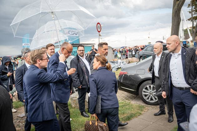 Bundeskanzler Friedrich Merz mit Philipp Amthor und Daniel Peters an der Strandpromenade in Kühlungsborn auf dem Weg zum Dienstwagen des Kanzlers vor dessen Abfahrt;Bundeskanzler mit CDU-Spitzenkandidat im Wahlkampf zur Landtagswahl Mecklenburg-Vorpommern 2026 in Kühlungsborn, Kühlungsborn Mecklenburg-Vorpommern Deutschland ORTSANGABE
