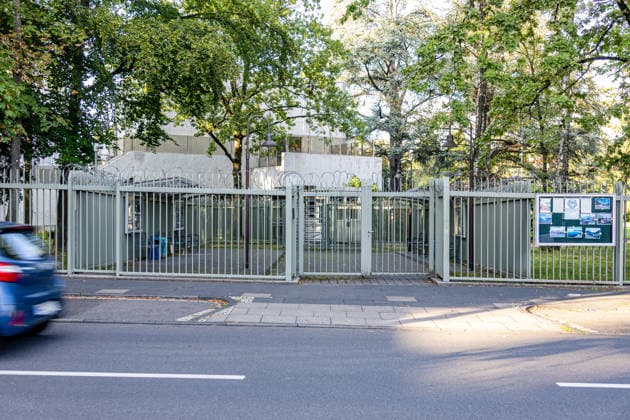 Generalkonsulat der Russischen Föderation in Bonn-Bad Godesberg - 29.08.26 Außenansicht des Generalkonsulats der Russischen Föderation in Bonn-Bad Godesberg (Symbolbild). Die Bundesregierung kündigte am 1. September 2026 die Schließung zum 18. September an als Reaktion auf eine mit Sprengstoff präparierte Drohne am Flughafen Leipzig Halle am 4. August. Bundesaußenminister Johann WADEPHUL (CDU) bestellte daraufhin den russischen Botschafter ein. Bonn Bad Godesberg Nordrhein-Westfalen Deutschland Copyright: xMarcxJohnx