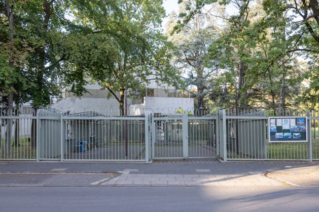 Generalkonsulat der Russischen Föderation in Bonn-Bad Godesberg - 29.08.26 Außenansicht des Generalkonsulats der Russischen Föderation in Bonn-Bad Godesberg (Symbolbild). Die Bundesregierung kündigte am 1. September 2026 die Schließung zum 18. September an als Reaktion auf eine mit Sprengstoff präparierte Drohne am Flughafen Leipzig Halle am 4. August. Bundesaußenminister Johann WADEPHUL (CDU) bestellte daraufhin den russischen Botschafter ein. Bonn Bad Godesberg Nordrhein-Westfalen Deutschland Copyright: xMarcxJohnx