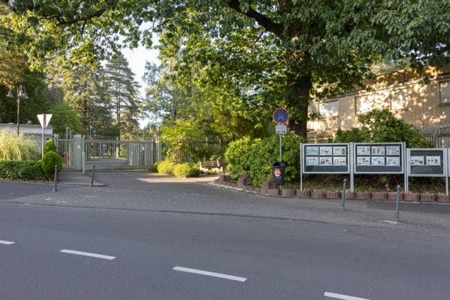 Generalkonsulat der Russischen Föderation in Bonn-Bad Godesberg - 29.08.26 Außenansicht des Generalkonsulats der Russischen Föderation in Bonn-Bad Godesberg (Symbolbild). Die Bundesregierung kündigte am 1. September 2026 die Schließung zum 18. September an als Reaktion auf eine mit Sprengstoff präparierte Drohne am Flughafen Leipzig Halle am 4. August. Bundesaußenminister Johann WADEPHUL (CDU) bestellte daraufhin den russischen Botschafter ein. Bonn Bad Godesberg Nordrhein-Westfalen Deutschland Copyright: xMarcxJohnx