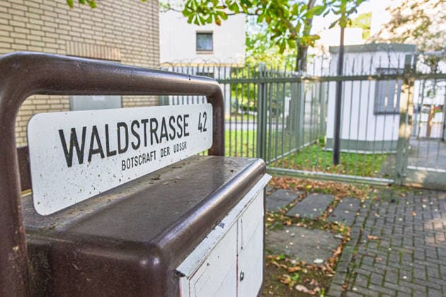 Generalkonsulat der Russischen Föderation in Bonn-Bad Godesberg - 29.08.26 Briefkasten am Seiteneingang mit der Aufschrift BOTSCHAFT DER UDSSR - Außenansicht des Generalkonsulats der Russischen Föderation in Bonn-Bad Godesberg (Symbolbild). Die Bundesregierung kündigte am 1. September 2026 die Schließung zum 18. September an als Reaktion auf eine mit Sprengstoff präparierte Drohne am Flughafen Leipzig Halle am 4. August. Bundesaußenminister Johann WADEPHUL (CDU) bestellte daraufhin den russischen Botschafter ein. Bonn Bad Godesberg Nordrhein-Westfalen Deutschland Copyright: xMarcxJohnx