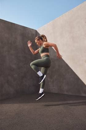 Hilary Duff works out with kettlebells and battle ropes as she’s named Reebok’s newest brand ambassador Hilary Duff works out with kettlebells and battle ropes as she’s named Reebok’s newest brand ambassador., , Hilary strikes some athletic poses in her debut campaign as she embodies the sportswear giant’s Unfiltered & Unstoppable spirit., , She said: I’m excited to partner with Reebok, a brand that has always embraced originality and individuality., , To me, style has always been about wearing what makes me feel my best and gives me confidence, whether I’m on the go, spending time with family or fitting movement into my day. Reebok shares that mindset, and I’m looking forward to what’s ahead for this partnership. , , Hilary joins a sta  Copyright: xThexMegaxAgencyxReebok Megax