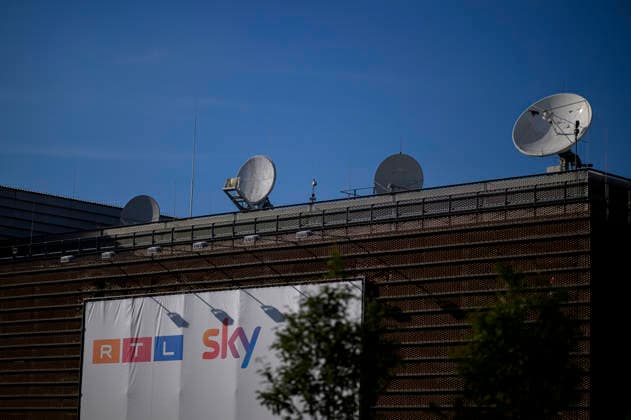 Hauptsitz von RTL Deutschland Rheinpark-Metropole, Banner mit RTL und Sky Schriftzug und Satellitenschüssel auf dem Dach, am 26.08.2026 in Köln Deutschland.