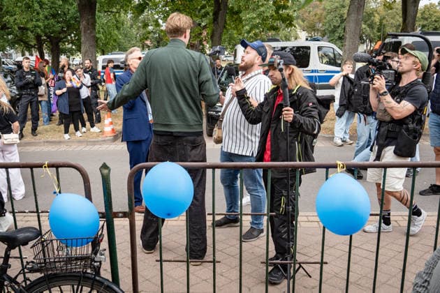 Youtuber Streamer Matthäus Westfal, bekannt als Aktivist Mann (blaue Kappe), Marcant (grüne Jacke), Sebastian Weber, bekannt als Weichreite TV (schwarze Kappe), am Rande der Veranstaltung;Wahlkampfveranstaltung AfD Demokratiefest in Haldensleben Landtagswahl Sachsen-Anhalt 2026, Haldensleben Sachsen-Anhalt Deutschland Schützenhaus der Schützengilde