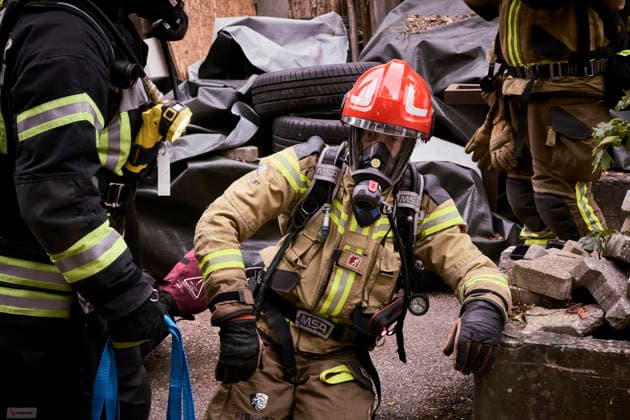 Einsatzkräfte der Feuerwehr während einer Rettungsübung in einem professionellen Trainingscenter, 30.08.2026 Calw Baden-Württemberg Deutschland