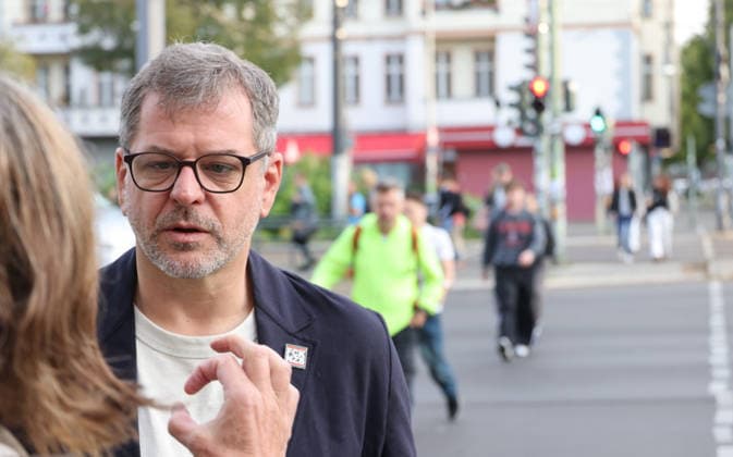 Wahlkampf Berlin 2026 Grüne 08.09.2026, Germany, Berlin, Schönhauser Allee, Wahlkampf, Landtagswahl Berlin, Gruene Spitzenkandidat Werner Graf Bündnis 90 Die Grünen , Britta Hasselmann , MdB , Bündnis 90 Die GrünenFraktionsvorsitzende Bundestag, Frühverteilung, Flyer , ZDF Team, Wahlkampf Berlin Berlin Germany