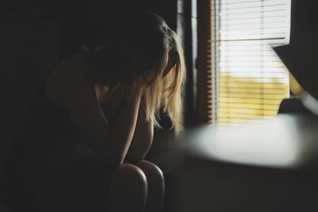 Verärgerte Frau bedeckt Gesicht, während sie auf der Toilette sitzt Upset woman covering face while sitting on toilet Copyright: imageBROKER DMITRIxMARUTA ibxiqx18451756.jpg ,model released, Symbolfoto ,property released
