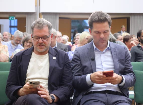 Wahlkampf Berlin 2026 Runde 08.09.2026, Germany, Berlin, Landtagswahl 2026, Wahlkampf, Spitzenrunde, Kathalische Bildungsakademie, Talkrunde auf Einladung von Erzbischof Heiner Koch mit Werner Graf GRUENE, Elif Eralp (Spitzenkandidatin Die Linke), Steffen Krach (Spitzenkandidat SPD), Stefan Evers (Spitzenkandidat CDU), hier SPD Krach begrüßt Graf Grüne per Handy Berlin Berlin Germany
