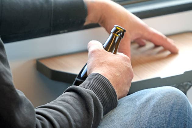 Alkoholverbot auf Bahnhöfen Ein Mann trinkt in einer S-Bahn eine Flasche Bier, darf diese aber nicht auf Bahnhöfen oder Bahnhofsvorplätzen geöffnet mit sich führen.