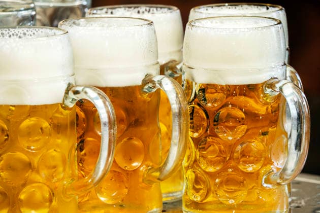 Frisch gezapfte Maß Bier, Augustiner Bräu, Aubinger Herbstfest, Festzelt, München, 5. September 2026 Deutschland, München, September 2026, mehrere frisch gezapfte Maß Bier, Augustiner Bräu, Festzelt, Aubinger Herbstfest, Bayern
