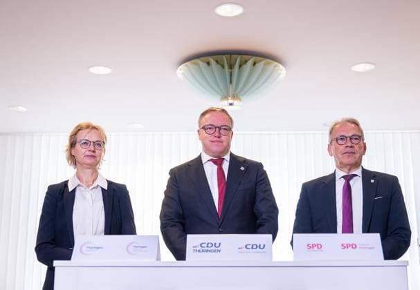 8. THÜRINGER LANDTAG - UNTERZEICHNUNG FORTFÜHRUNGSVEREINBARUNG ZUM REGIERUNGSVERTRAG 2024 2029 ** NUR FÜR REDAKTIONELLE ZWECKE ** EDITORIAL USE ONLY **<p>09 09 2026-Erfurt: Thüringer Landtag 8. Wahlperiode Unterzeichnung einer Fortführungsvereinbarung zum Regierungsvertrag 2024 2029. im Foto: Georg Maier (SPD), Thüringer Minister für Inneres, Kommunales und Landesentwicklung und Stellvertretender Ministerpräsident. Ministerpräsident Mario Voigt (CDU), Katja Wolf (Thüringen.Gerecht), Thüringer Finanzministerin und Stellvertretende Ministerpräsidentin ( Deutschland Thueringen Erfurt Copyright: SaschaxFromm