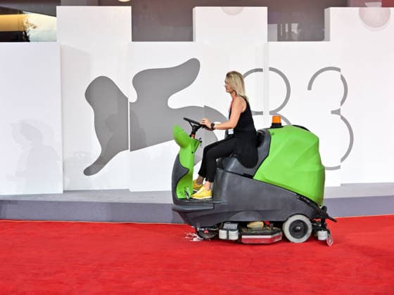Entertainment Bilder des Tages IPA88362480 - Venice, 83rd Venice International Film Festival 2026 - Night 9. Red Carpet: Everyone is hard at work drying the red carpet after the rain  Copyright: xSimonexComix xPoolxPhotoxEventsx08x IPA88362480