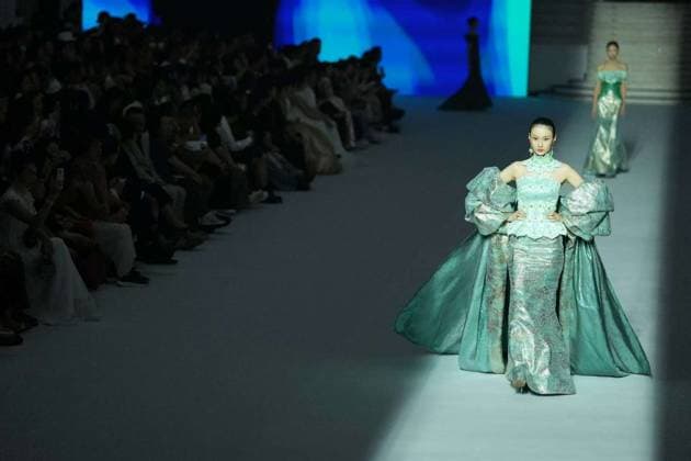 BEIJING, CHINA - SEPTEMBER 10: The closing ceremony of the 2026 China International Fashion Week Autumn Session takes place at the Beijing Exhibition Center on September 10, 2026 in Beijing, China. The event featured the Ze Zhi Night closing show with presentations by brands Lili and Zhuziyu, while media personality Yang Lan delivered a keynote speech on the contemporary expression of Eastern aesthetics.  Copyright: xBeijingxYouthxDailyx 111665679181