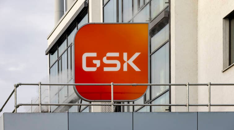 11.09.2026, Deutschland, Sachsen, Dresden, auf dem Foto das Logo von GlaxoSmithKline Biologicals Dresden (GSK) an der Fassade des Serumwerkes, Zirkusstraße 40, 01069 Dresden