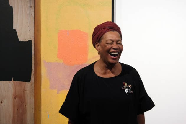 RECORD DATE NOT STATED Carrie Mae Weems, Pressekonferenz C O Berlin für ihre Einzelausstellung The Heart of Matter , 11.9.2026. Vor einem ihrer Fotos eines mit Holz verbarrikadierten Ladens nach den Protesten anlässlich der Ermordung von George Floyd in Minneapolis 2021. Die Flächen dienten Künstlern zur Bemalung.