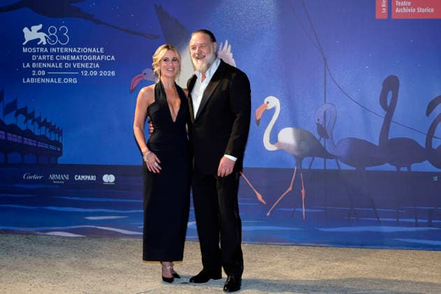 Russel Crowe mit Freundin Britney Theriot bei der Premiere des Dokumentarfilms What Love Builds auf der Biennale di Venezia 2023 83. Internationale Filmfestspiele von Venedig im Sala Darsena. Venedig, 11.09.2026