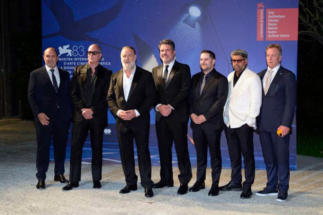 Gast, Padraic McKinley, Russell Crowe, Keith Rodger, Joe Machart, Gast und Mikael Borglund bei der Premiere des Dokumentarfilms What Love Builds auf der Biennale di Venezia 2023 83. Internationale Filmfestspiele von Venedig im Sala Darsena. Venedig, 11.09.2026