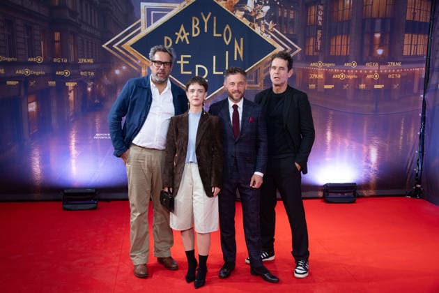 v.l. Achim von BORRIES, Regisseur, Liv Lisa FRIES, Schauspielerin, Volker BRUCH, Schauspieler, Tom TYKWER, Regisseur, Roter Teppich, Red Carpet Show, Ankunft, arrival, Premiere der finalen Staffel von Babylon Berlin am 11.09.2026 im Naturstrom Open Air -Kino im Rheinau-Hafen in Koeln,