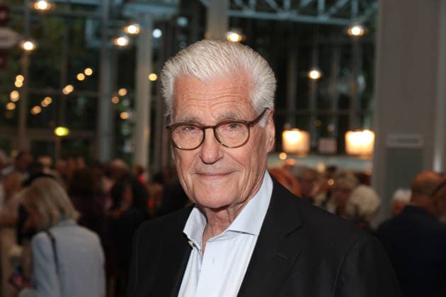 Sky du Mont bei der Premiere der musikalischen Komödie Männerbeschaffungsmassnahmen in der Komödie Winterhuder Fährhaus Hamburg , vier Frauen finden in einem gemeinsamen Seminar zu ihren Hoffnungen und Gefühlen zurück, ein Theaterstück voller Musik mit vielen Hits und Evergreens, Premiere und Premierenfeier am 11.9.2026