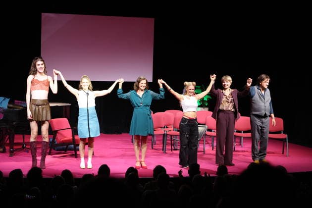 Jasper Middendorf, Julia Lindholm, Antje Rietz, Angela Roy, Linda Hesse und Dietmar Loeffler bei der Premiere der musikalischen Komödie Männerbeschaffungsmassnahmen in der Komödie Winterhuder Fährhaus Hamburg , vier Frauen finden in einem gemeinsamen Seminar zu ihren Hoffnungen und Gefühlen zurück, ein Theaterstück voller Musik mit vielen Hits und Evergreens, Premiere und Premierenfeier am 11.9.2026
