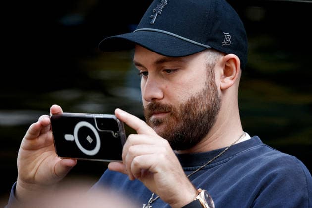 Celine Dion greets her fans as she leaves her hotel before heading to the Plenitude Arena, where she will kick off her Paris concert series on September 12, 2026. Her son, René Charles, is wearing a T-shirt featuring his mother’s image. Cyril Moreau, Bestimage. Celine Dion greets her fans as she leaving her hotel before heading to the Plenitude Arena, where she will begin her Paris concert series on September 12, 2026, in Paris, France  Copyright: xCyrilxMoreaux xBrunoxBebertx xBestimagexCyrilxMoreaux xBrunoxBebertx xBestimagex