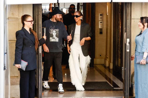 Celine Dion greets her fans as she leaves her hotel before heading to the Plenitude Arena, where she will kick off her Paris concert series on September 12, 2026. Her son, René Charles, is wearing a T-shirt featuring his mother’s image. Cyril Moreau, Bestimage. Celine Dion greets her fans upon leaving her hotel before heading to the Plenitude Arena, where she will begin her Paris concert series on September 12, 2026, in Paris, France  Copyright: xCyrilxMoreaux xBrunoxBebertx xBestimagexCyrilxMoreaux xBrunoxBebertx xBestimagex