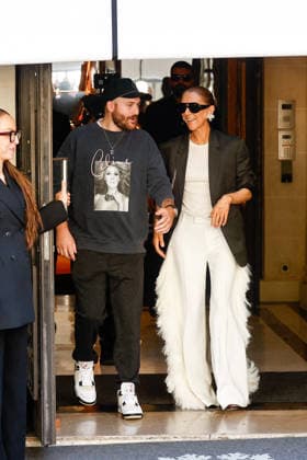 Celine Dion greets her fans as she leaves her hotel before heading to the Plenitude Arena, where she will kick off her Paris concert series on September 12, 2026. Her son, René Charles, is wearing a T-shirt featuring his mother’s image. Cyril Moreau, Bestimage. Celine Dion greets her fans upon leaving her hotel before heading to the Plenitude Arena, where she will begin her Paris concert series on September 12, 2026, in Paris, France  Copyright: xCyrilxMoreaux xBrunoxBebertx xBestimagexCyrilxMoreaux xBrunoxBebertx xBestimagex
