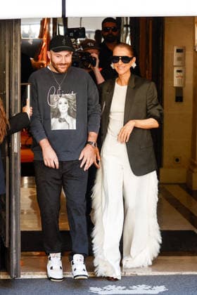 Celine Dion greets her fans as she leaves her hotel before heading to the Plenitude Arena, where she will kick off her Paris concert series on September 12, 2026. Her son, René Charles, is wearing a T-shirt featuring his mother’s image. Cyril Moreau, Bestimage. Celine Dion greets her fans upon leaving her hotel before heading to the Plenitude Arena, where she will begin her Paris concert series on September 12, 2026, in Paris, France  Copyright: xCyrilxMoreaux xBrunoxBebertx xBestimagexCyrilxMoreaux xBrunoxBebertx xBestimagex